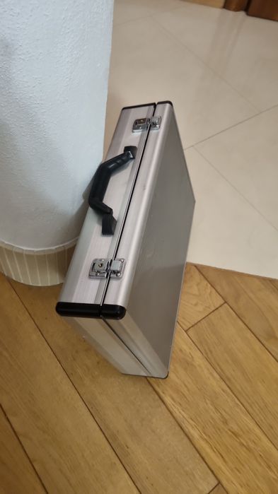 Aluminiowa walizka segregator na akcesoria monterskie mechanik