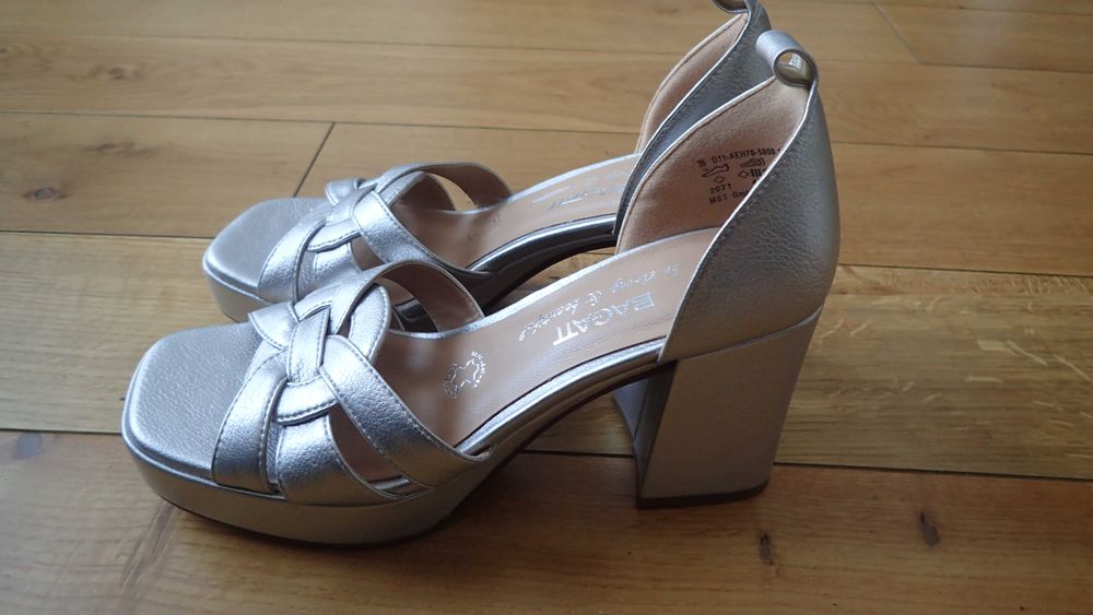 Buty damskie nowe na szerokim obcasie BAGATT srebrne rozm. 39