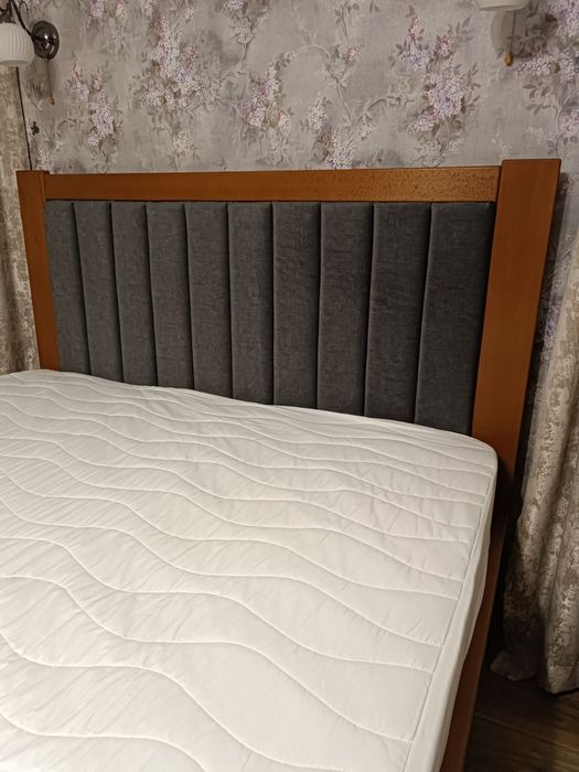 Ліжко з масиву дерева з м'яким узголів'ям