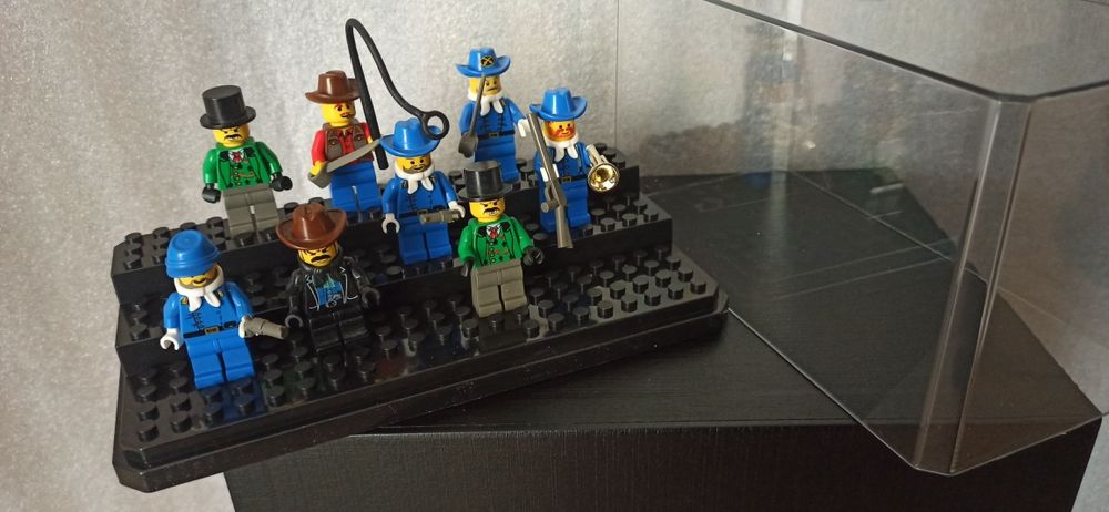 Ekspozytor na minifigurka LEGO gablotka