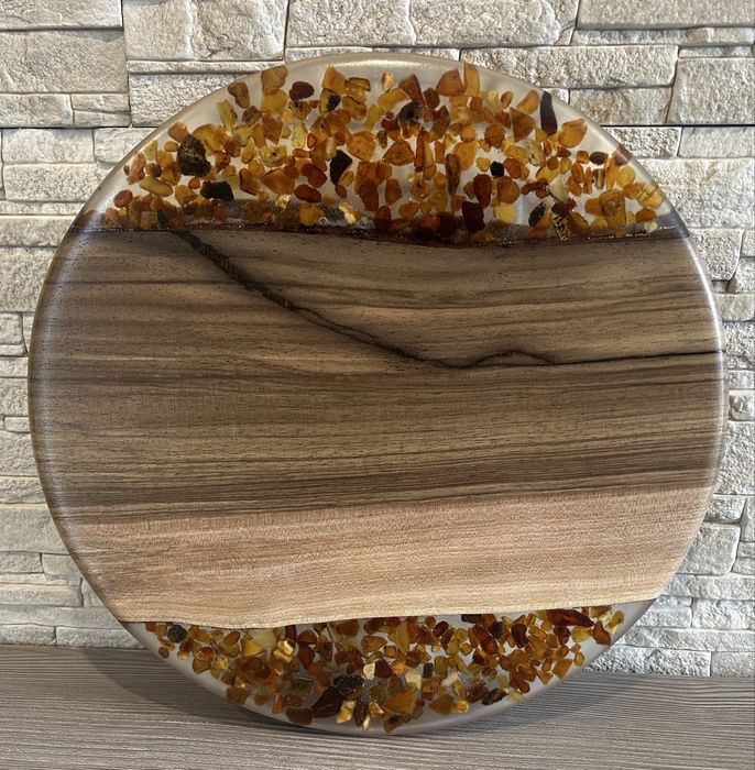 Okręcana taca z drewna orzecha i żywicy z bursztynem o średnicy 35 cm