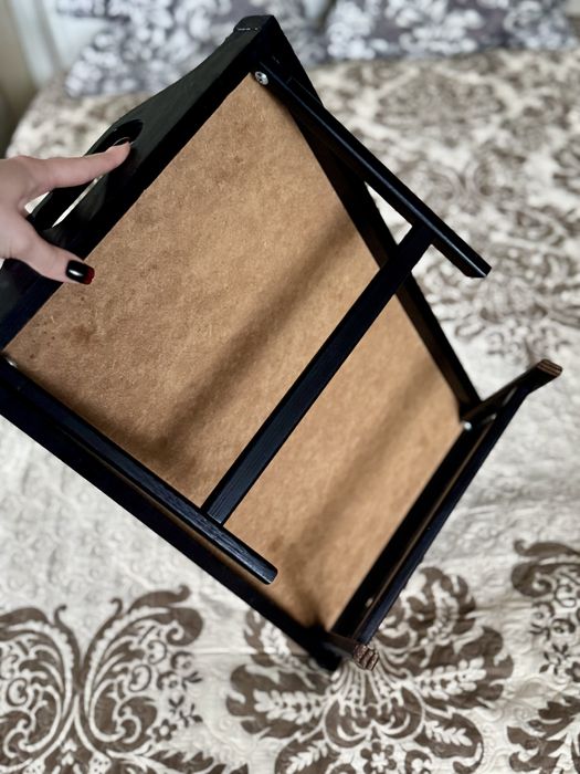 Компактний столик з розкладними ніжками