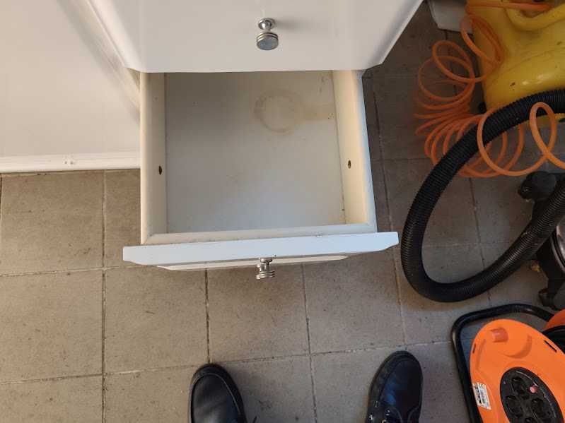 Móvel Branco WC e Lavatório em razoável estado