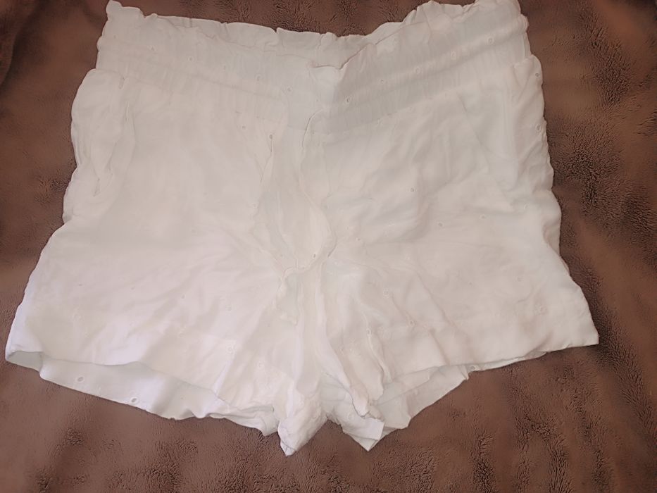 Białe ażurowe spodenki