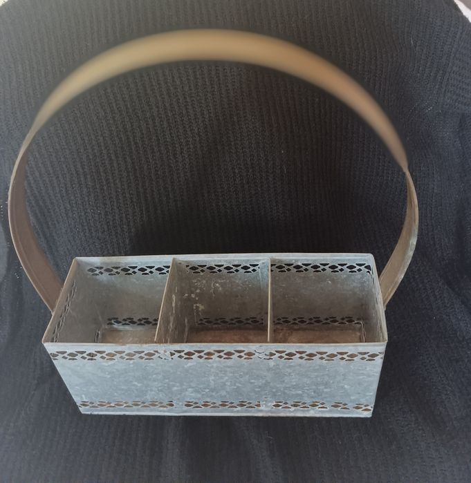 Cesta em latão e zinco trabalhado.