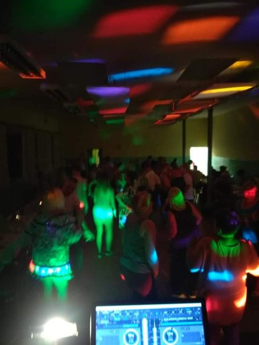 DJ Bart – Muzyka, Energia i Pełny Parkiet na Twojej Imprezie