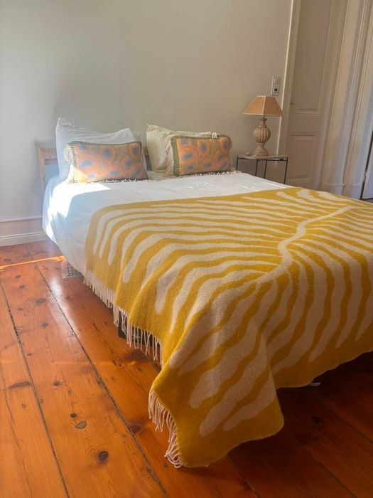 Estrutura de cama e colchão em madeira clara (IKEA)