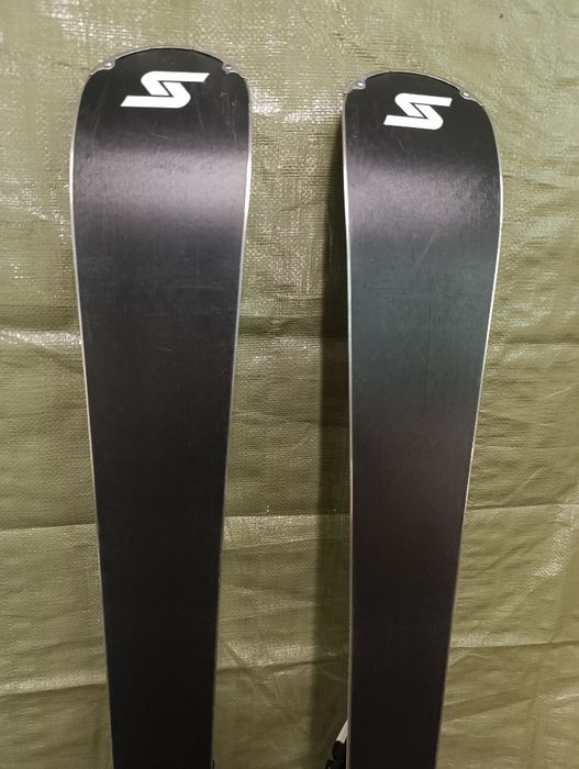 Nr 321 Narty zjazdowe Stockli WRT Team Jr 122 cm + wiązania Gw