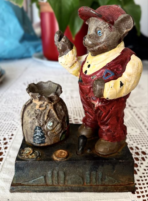 Mealheiro mecânico antigo em ferro