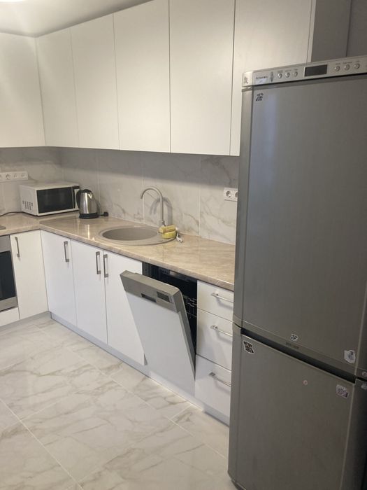 Здається трьохкімнатна в тихому центрі  з гаражем.