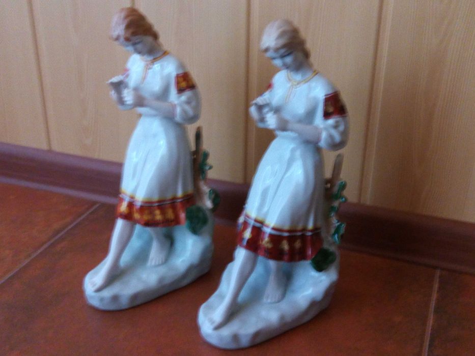 Фарфоровая статуэтка. Девушка с цветком.