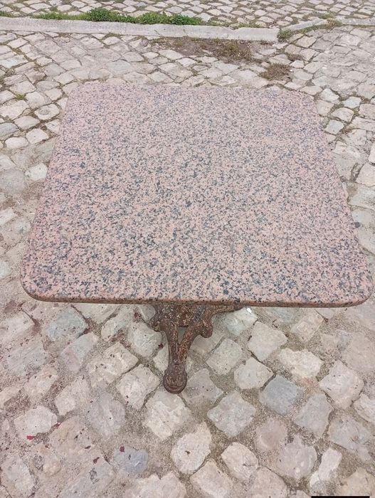Mesa com pé em ferro e tampo em pedra