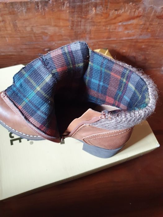 Botas de cano médio em camel
