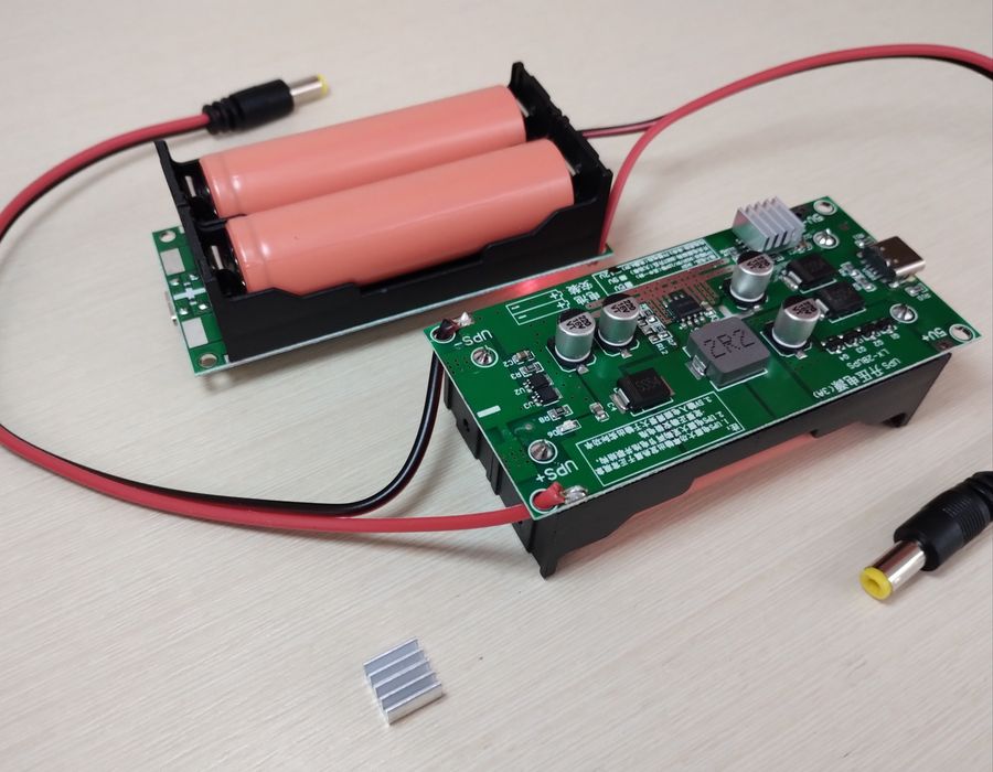 Модуль ДБЖ UPS 12V, 9V  або 5V в комплекті з акумуляторами 18650, USB кабель для роутера