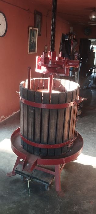 Prensa  de vinho nova  com duas bases laterais, uma grande e outra mais pequena. Para diversos kilos