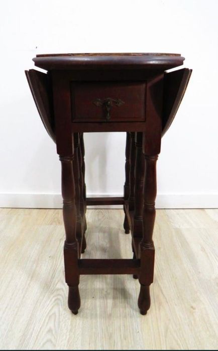 Mesinha baixa com abas.