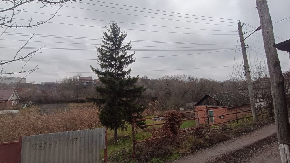 Продаж будинку з гаражем із земельною ділянкою поруч центру міста