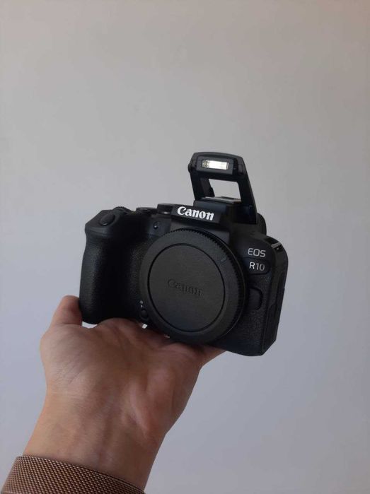 Фотоапарат Canon EOS R10 body та Об'єктив Canon RF 50 mm f/1.8 STM