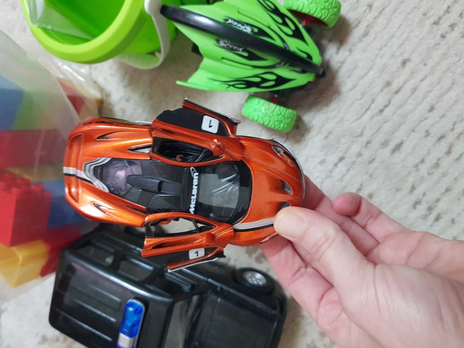 Машинки іграшки.