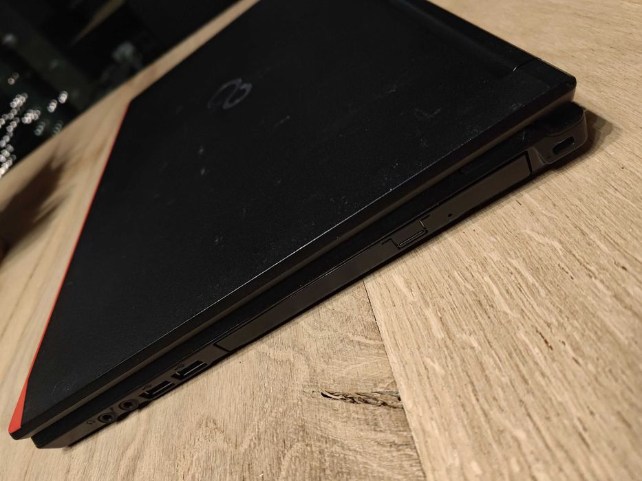 Fujitsu Lifebook E557 i5 7th