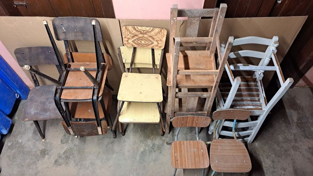 Varias cadeiras de diferentes design e tamanhos