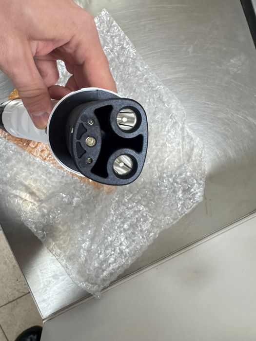 Зарядний конектор Nacs