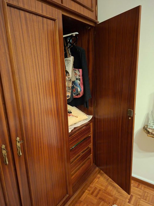 Armário roupeiro com 6 portas e 4 gavetas