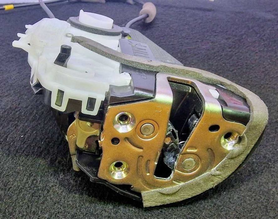 Fechadura / Fecho Porta Frente Direito V51-14130 - TOYOTA YARIS
