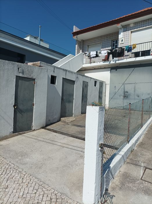 Arrenda armazém/oficina/garagem