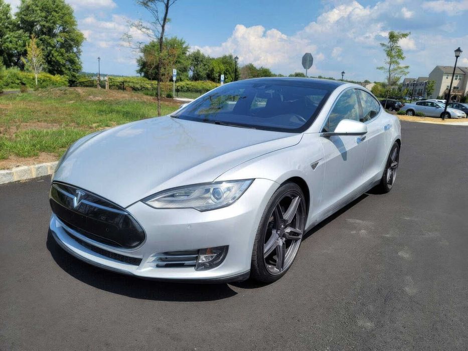 Tesla Model S P90D      2015