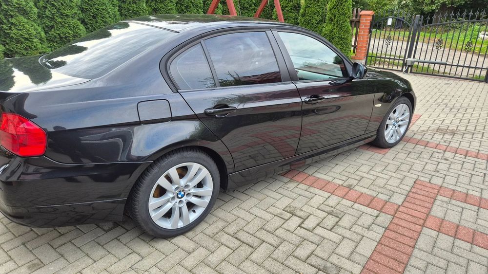 BMW Seria 3 BMW Seria 3 sedan 2009 rok