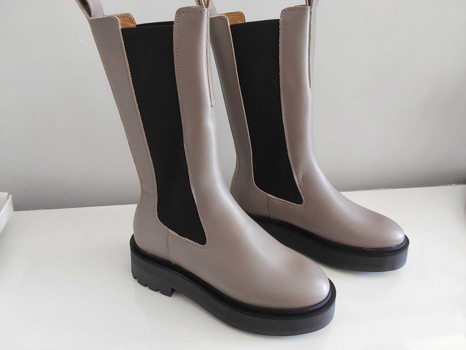 Botas de pele cinzentass novas.