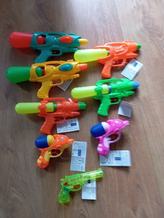 8 różnych pistoletów na wodę