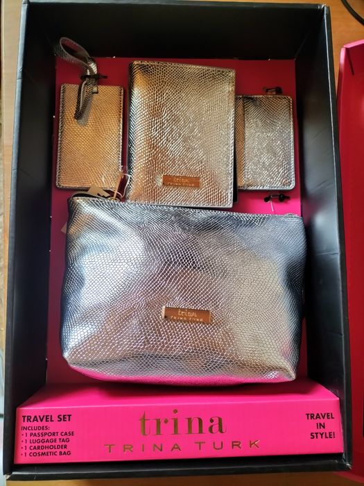 Nowy zestaw podróżny damski Trina Turk kosmetyczka, portfel,zawieszka