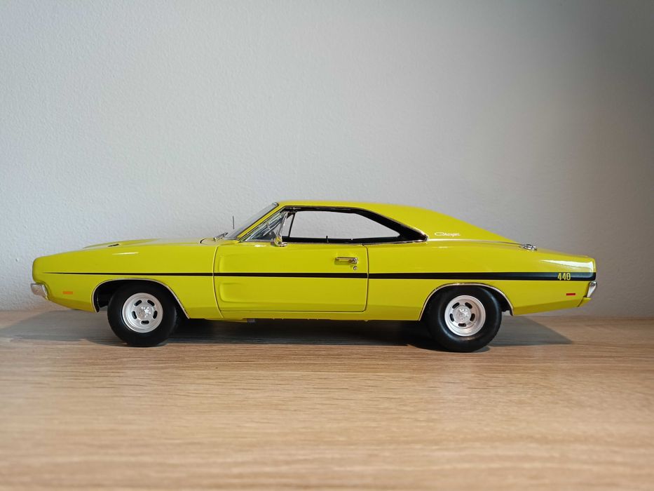 Dodge Charger R/T 1969 model w skali 1:18 Autoworld/otwierane elementy