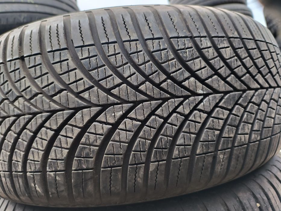 245/50R19 Goodyear всесезон як нові