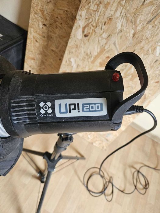 2x Lampa studyjna Quantuum UP! 200 200Ws – komplet ze statywami
