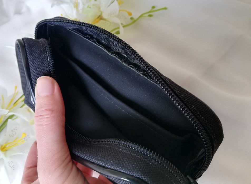 Mała czarna kosmetyczka