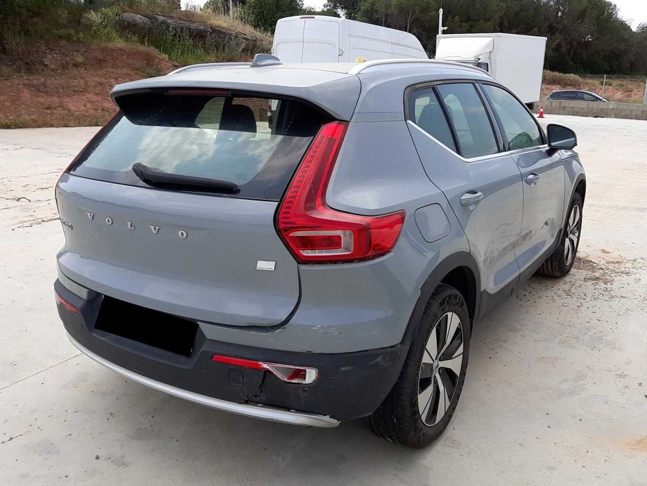 Volvo XC40 Core Recharge Plug-In Hybrid 2WD (2023)- Carro Peças