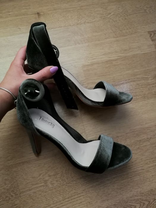 Nowe welurowe obcasy Khaki r. 38