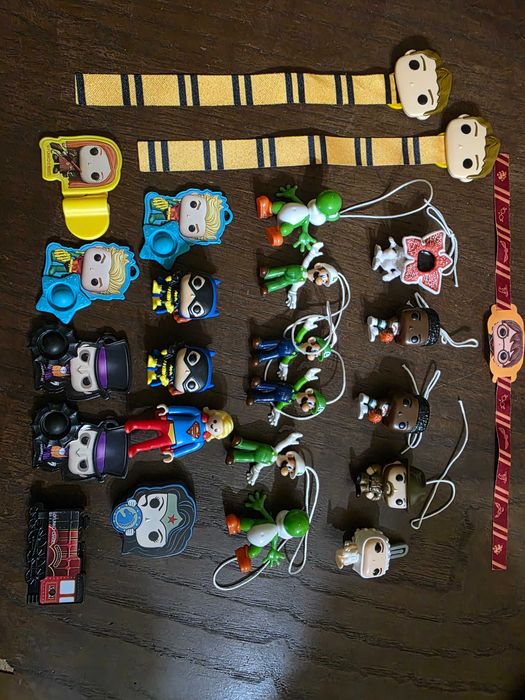 Funkos pop kinder joy harry Potter, stranger things, DC heróis e mario