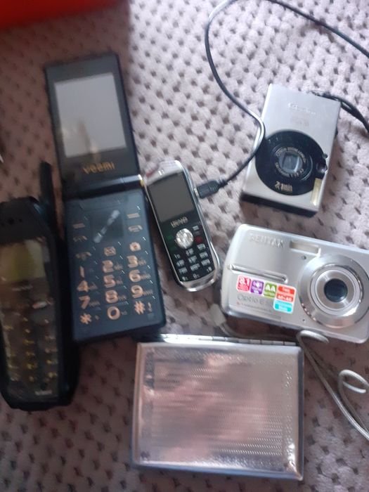 Stare telefony komórkowe i aparaty fotograficzne