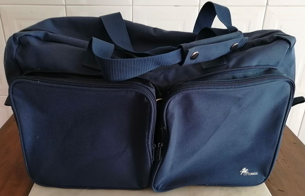vários sacos de viagem