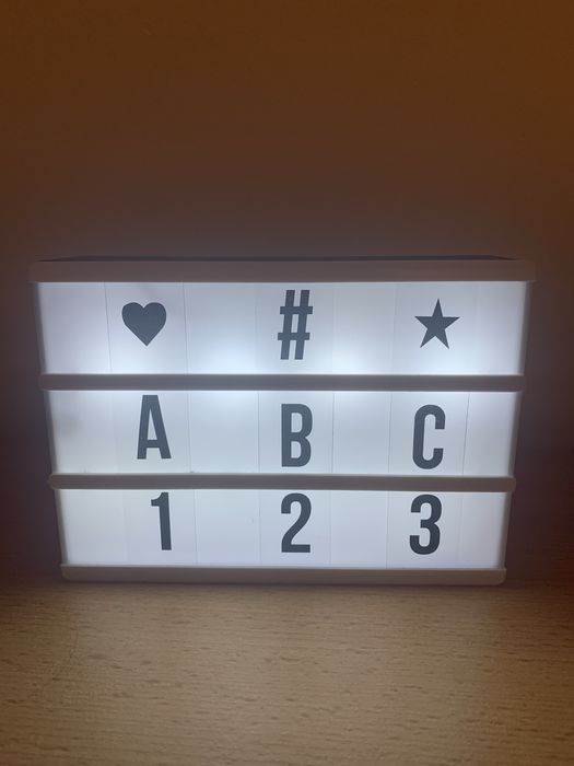 Podświetlana tablica LED z wymiennymi literami – dekoracja / lightbox