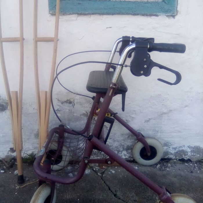 Продам ходунки і костилі