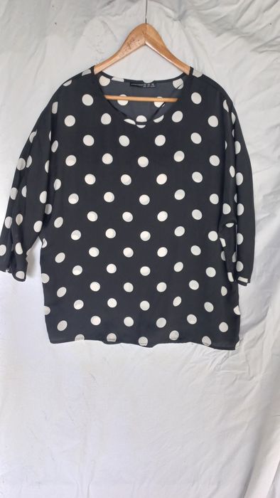 Blusa preta com bolas brancas manga 7/8