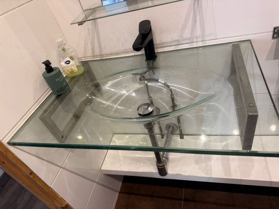 Lavatório de vidro suspenso 80x50 cm com torneira e estrutura