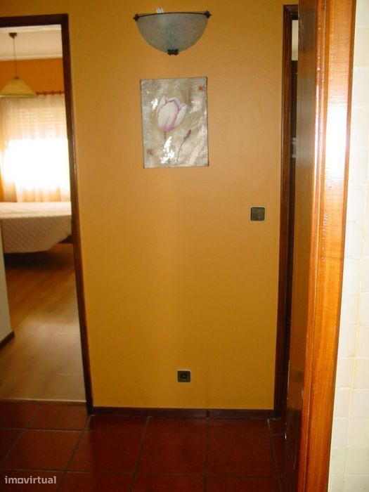 Arrenda-se T2 equipado e parcialmente mobilado na Rua do Brasil