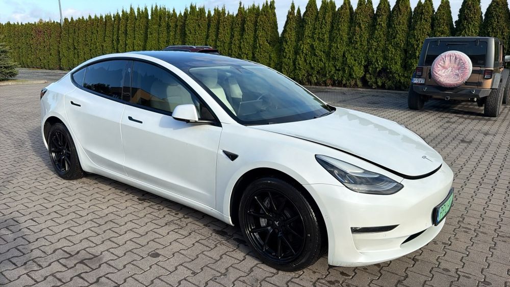 Tesla 3 rok 2021 niski przebieg 50 tys km