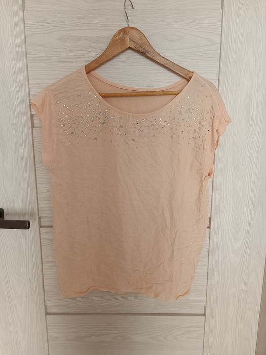 Bluzka z błyszczącymi ozdobami